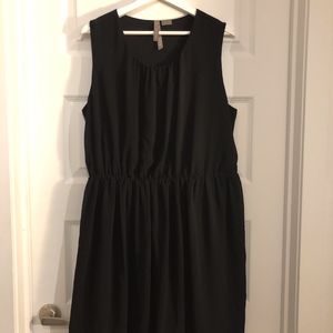 Black sleeveless dress with pockets